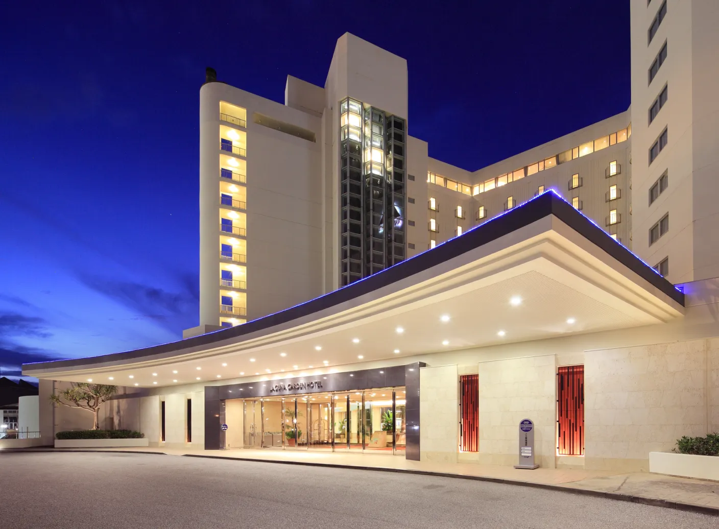 外観エントランス側(夕景)