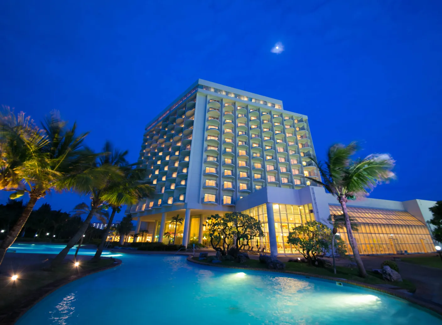 外観プール側(夜景)