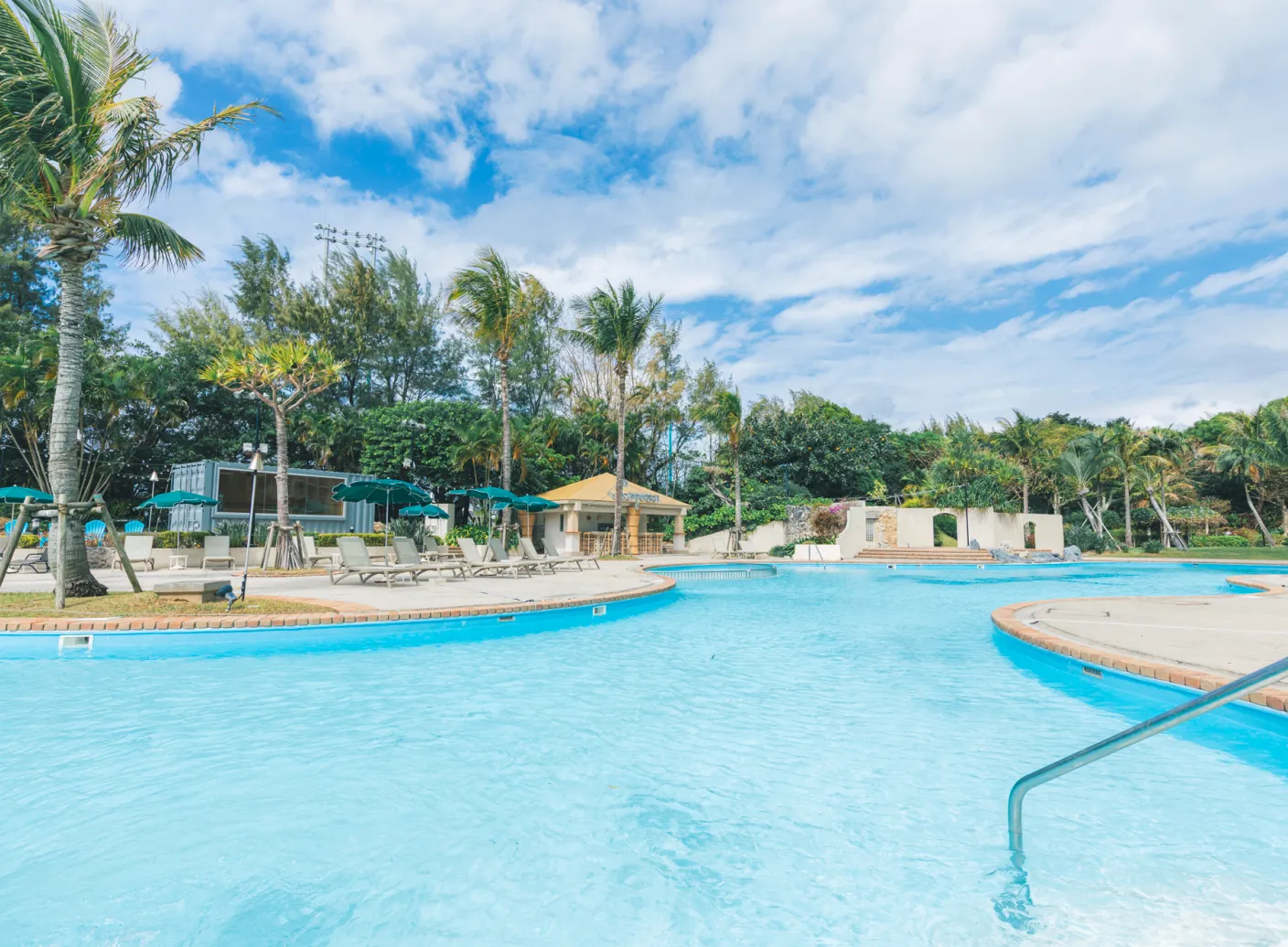 屋外プール(昼景)