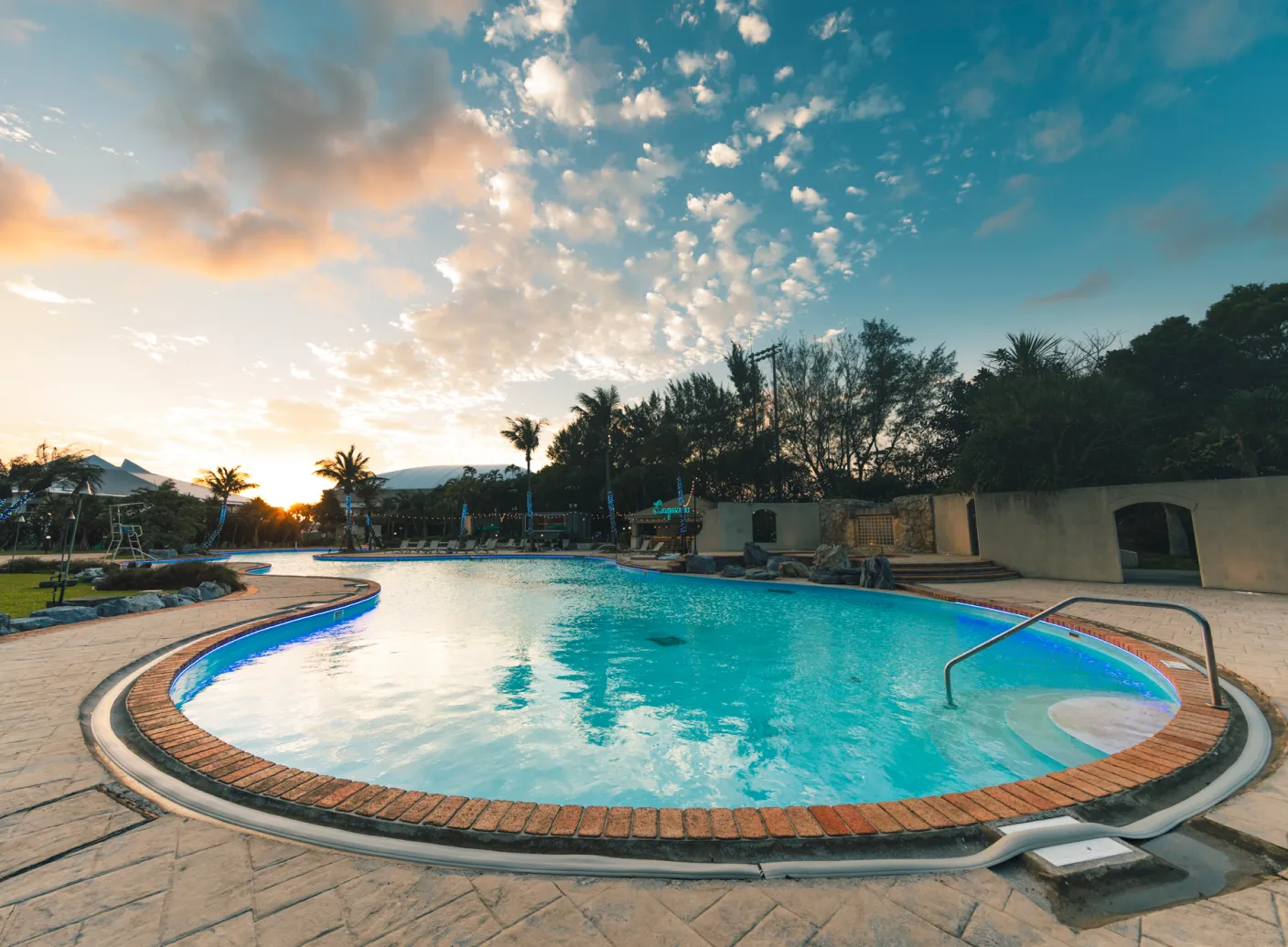 屋外プール(夕景)