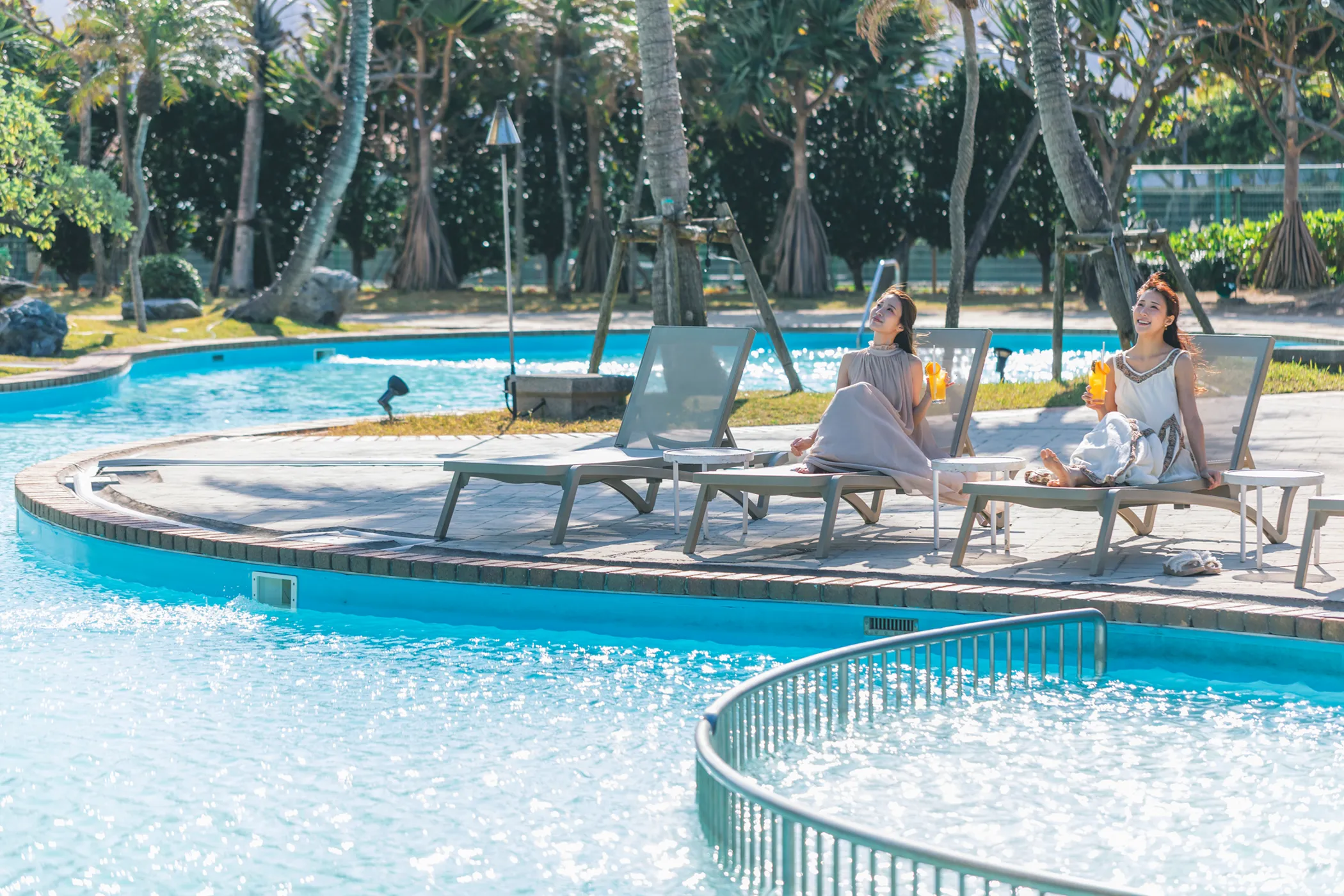 緑と光が織りなす、極上の水辺ステイ。