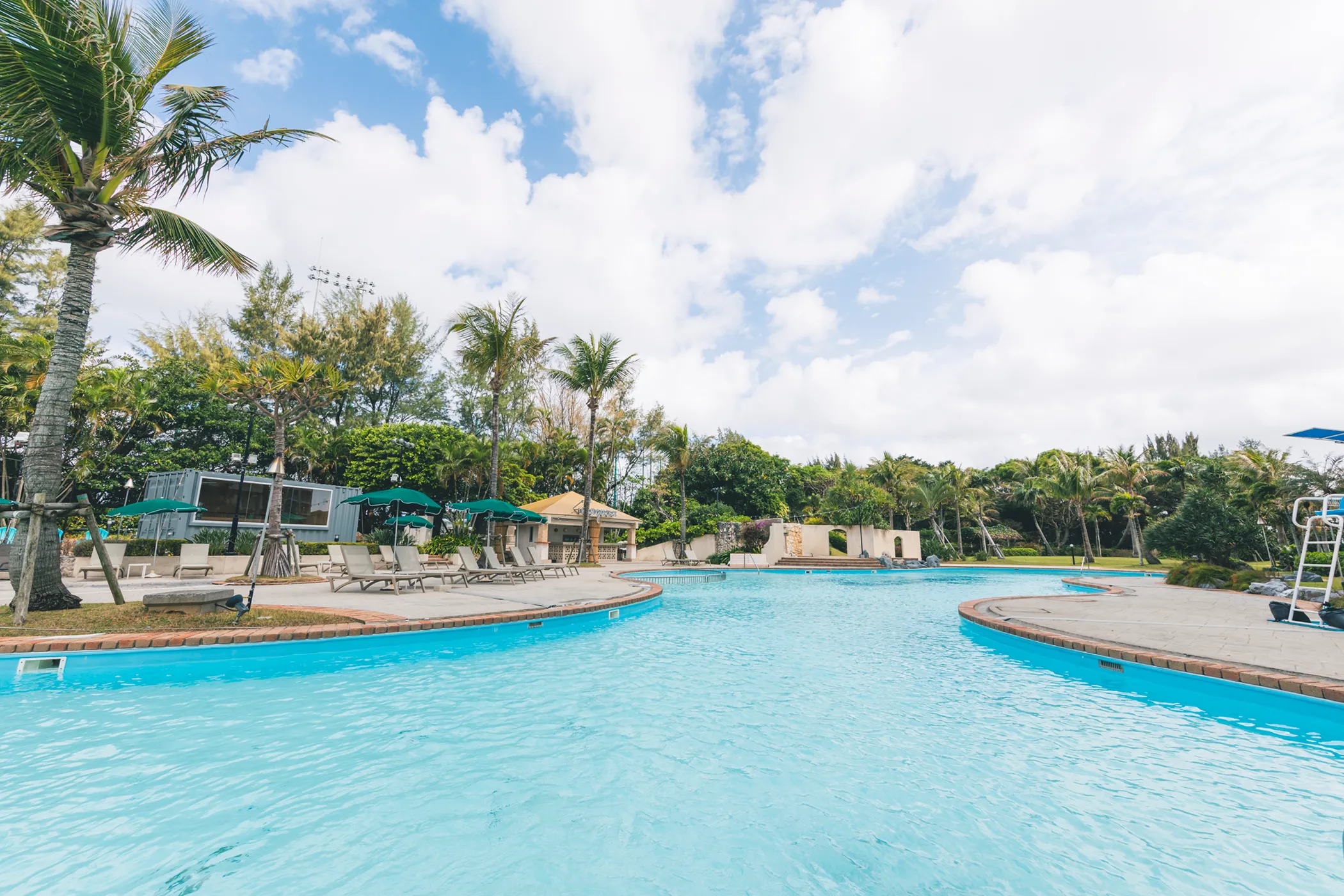 緑と光が織りなす、極上の水辺ステイ。