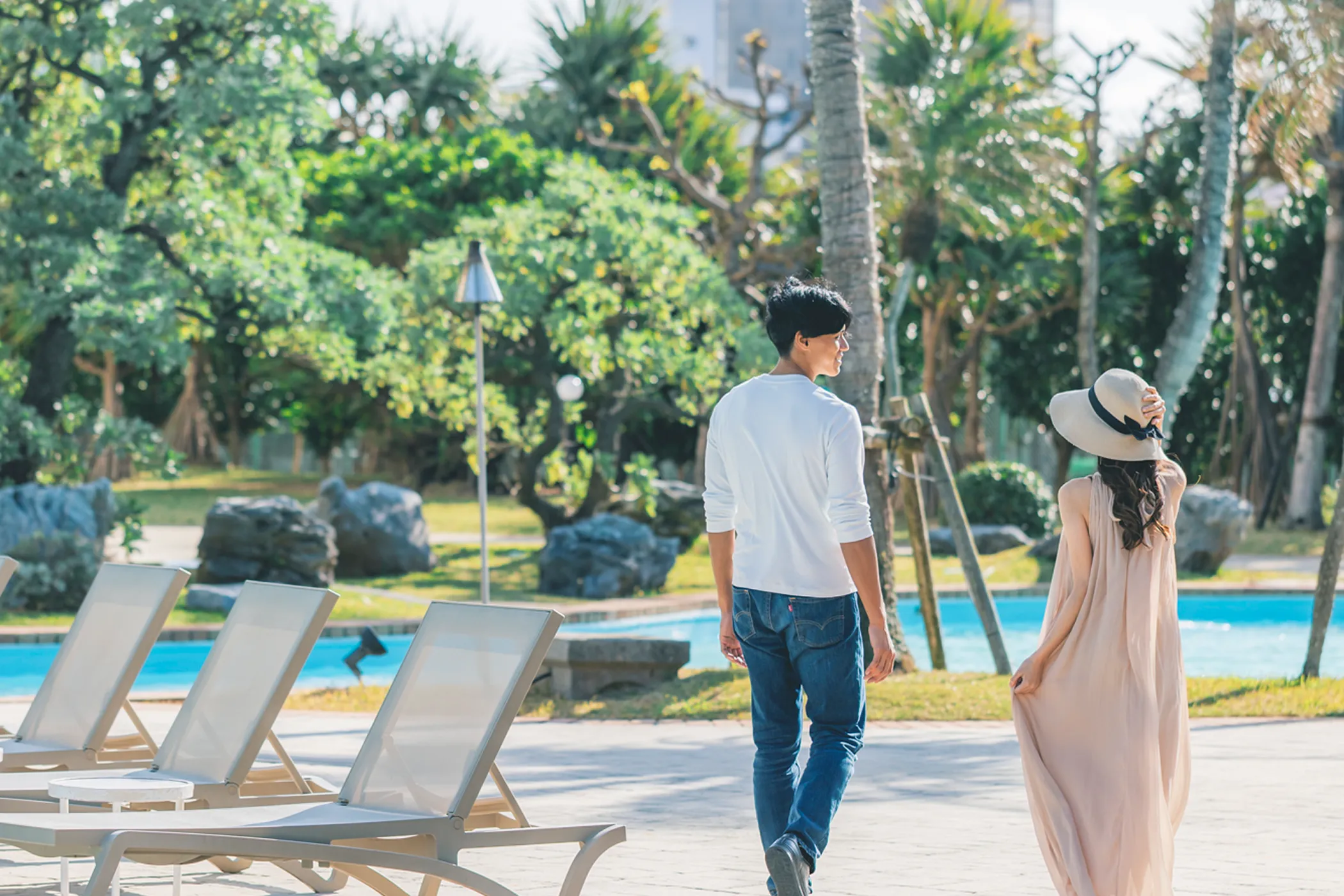 緑と光が織りなす、極上の水辺ステイ。