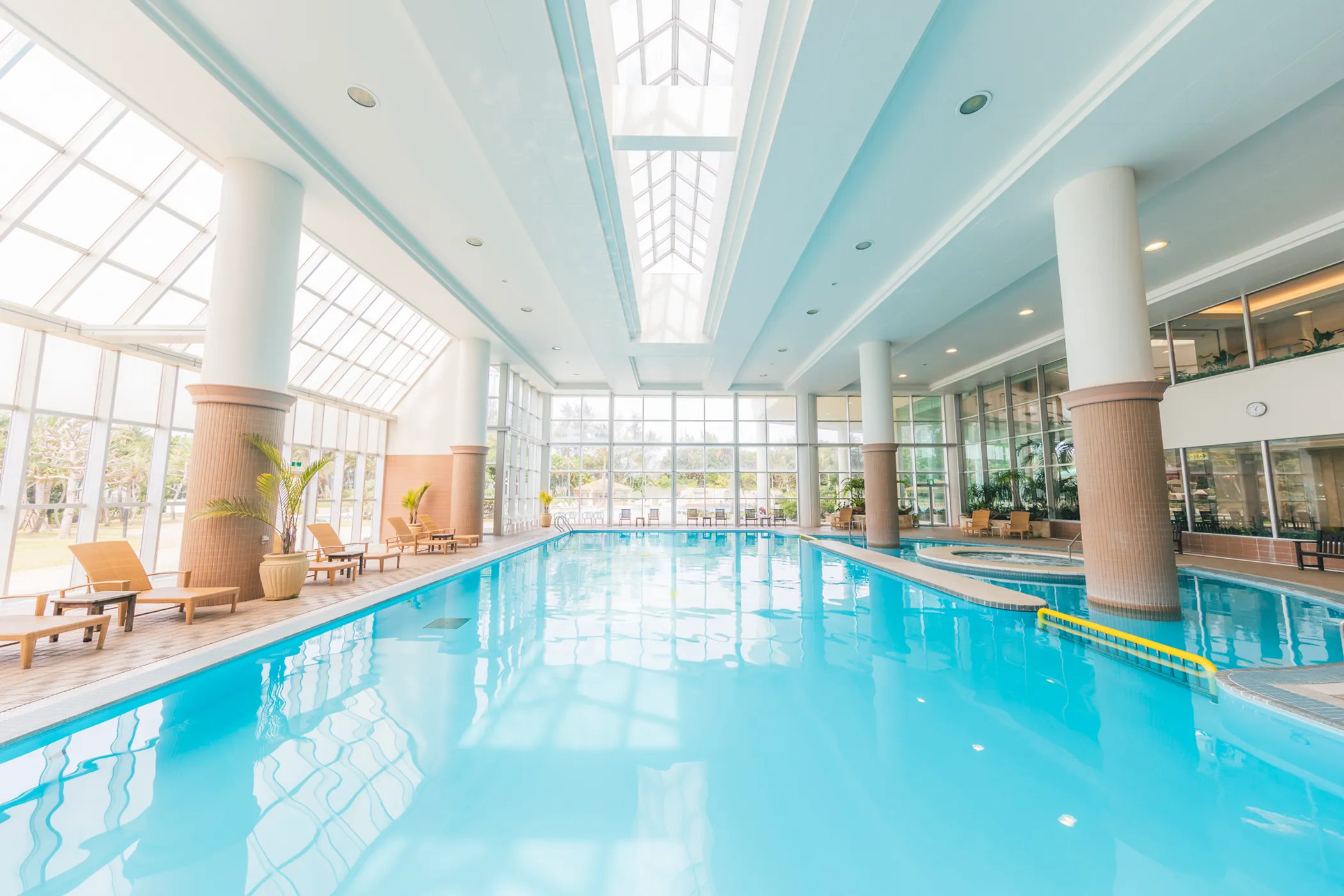 光に包まれる、水のひととき。