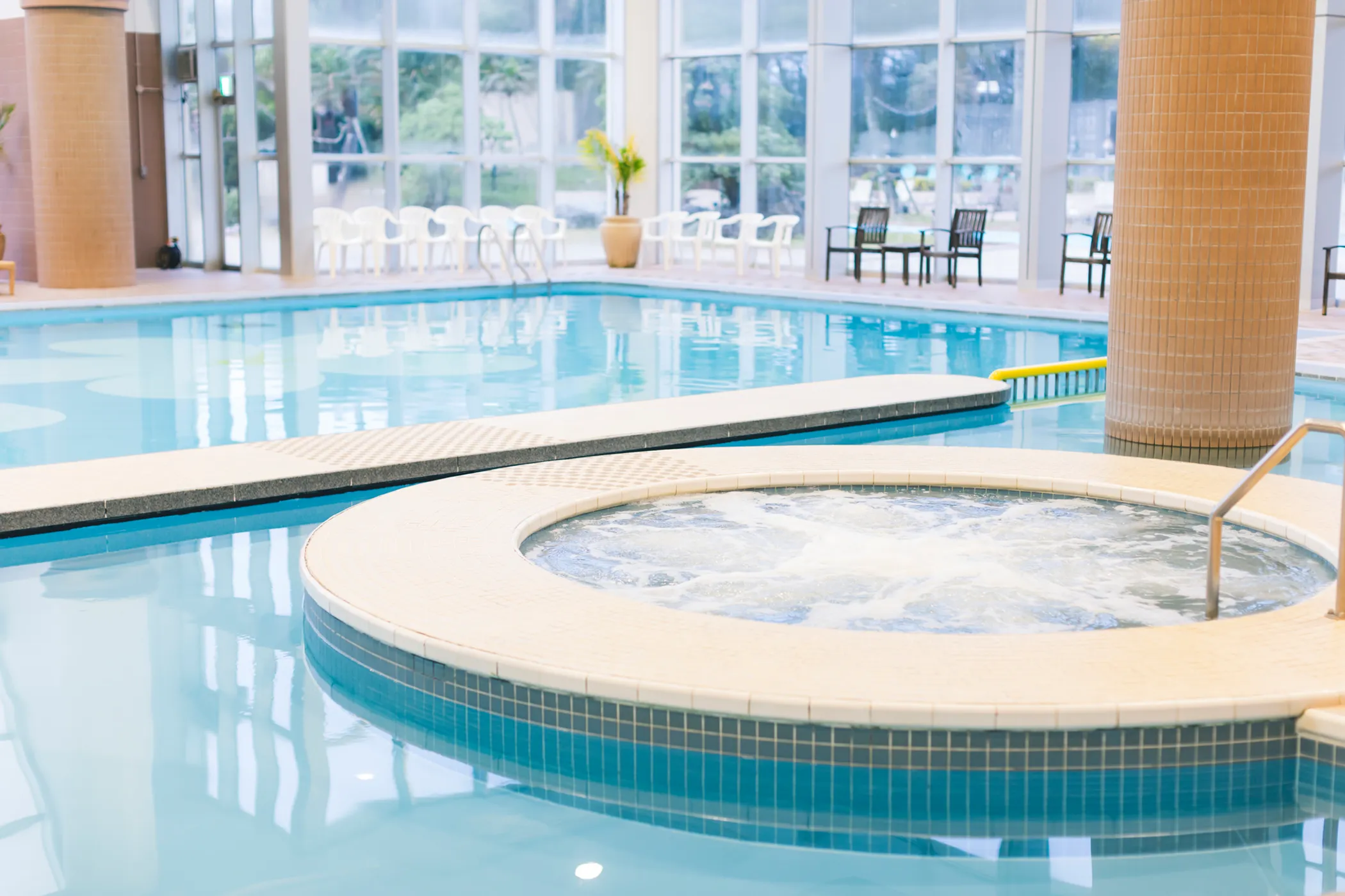 光に包まれる、水のひととき。