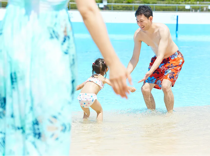 波打ち際で遊ぶ親子