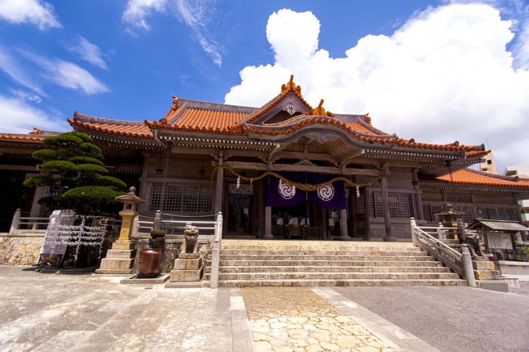 【沖縄観光スポット・動画あり】沖縄・宜野湾市のパワースポット「普天満宮」へ。ラグナガーデンホテルから車で15分の神聖な空間へ