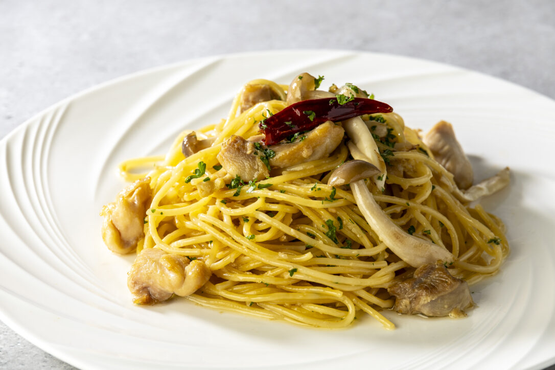 鶏もも肉とキノコとペペロンチーノ