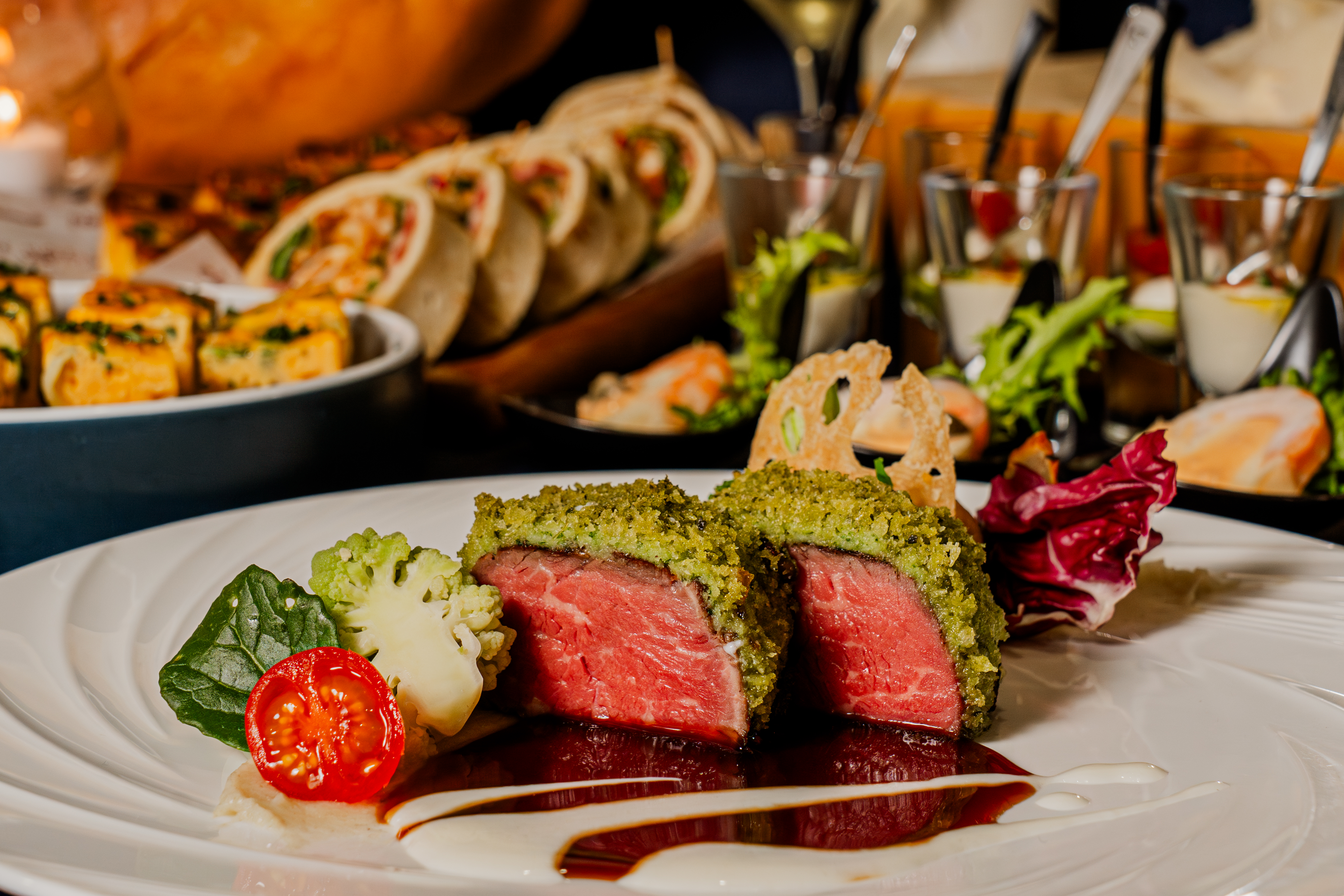 アンガス牛サーロインのロースト カフェ・ド・パリ マデラソースとアイヨリの2色ソース