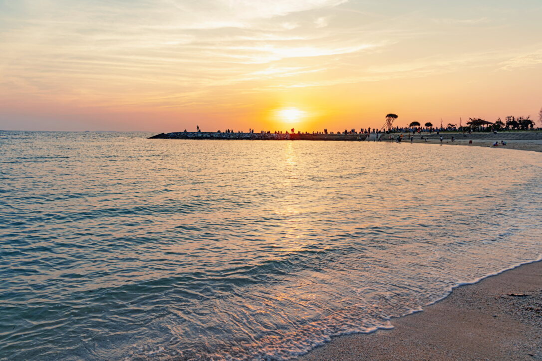 【沖縄観光スポット】徒歩で行ける「宜野湾市のトロピカルビーチ」と車ですぐの「北谷町のサンセットビーチ」の魅力