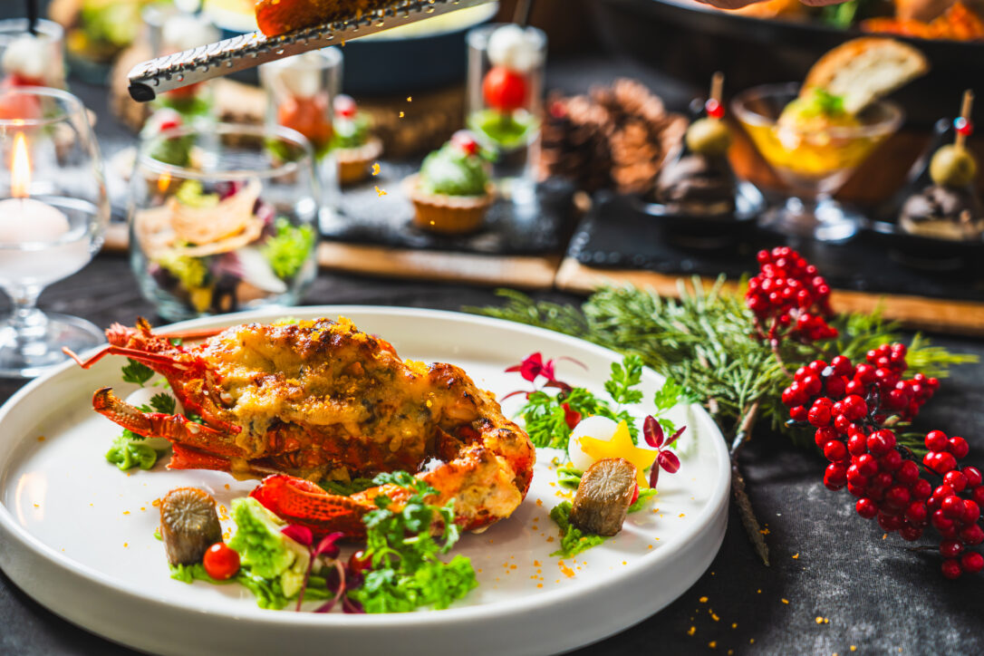 イセエビとポルチーニ茸のテルミドール ボッタルカのパウダースノー (グラスワイン付)