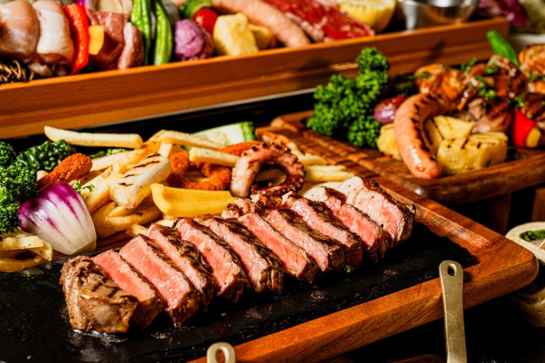 肉づくしのランチブッフェと開放感あふれるテラスBBQディナーがSTART
